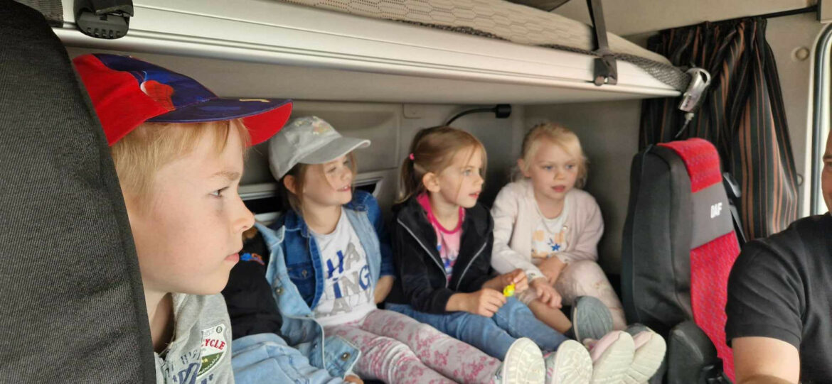 Poznajemy zawody – wycieczka grupy przedszkolnej „Mali Odkrywcy” do firmy transportowej