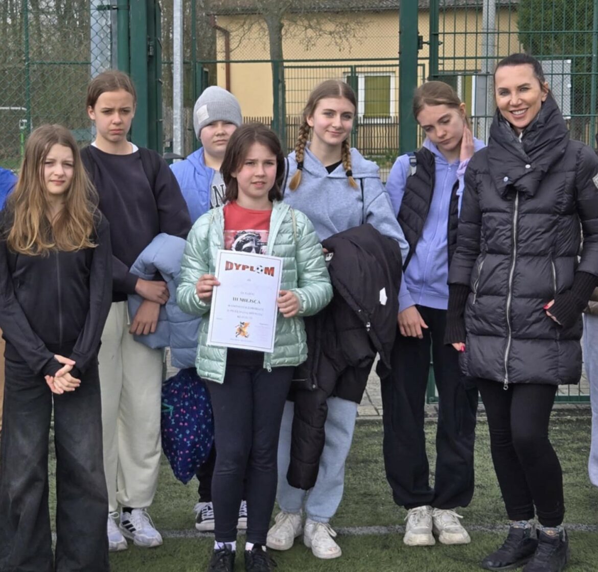 Gminne zawody w piłkę nożną dziewcząt klas IV-VI