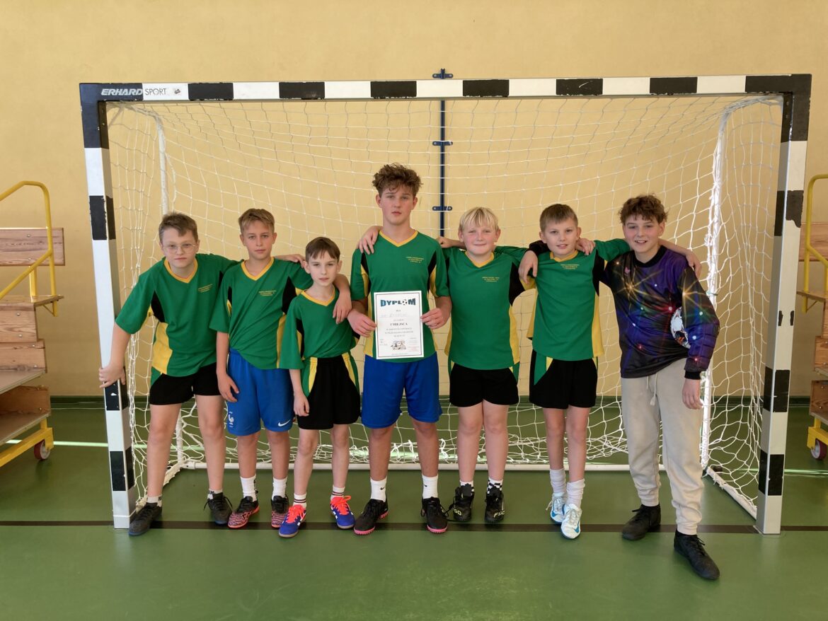 Podium dla naszych zespołów w halowej piłce nożnej chłopców